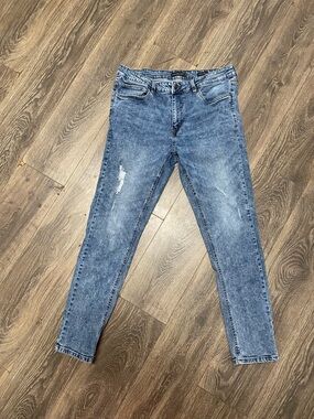 Indigo Beast Slim Straight 38 x 32 Light Wash Distressed Skinny Jeans - Blue